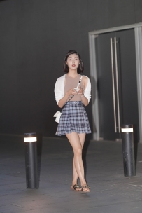 【精选街拍】Vol.2444 清爽格子裙短发妹 [72P+1V-1.21GB]