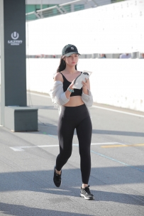 【精选街拍】Vol.2449 黑色紧身裤香肩 [28P-202MB]