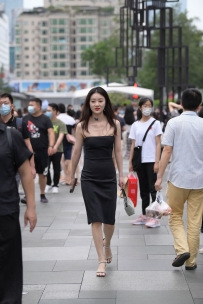 【精选街拍】Vol.1617 黑色吊带连体包臀长裙美女 [55P-1.16GB]