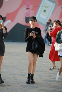 【精选街拍】Vol.2631 黑色紧身包臀裙美腿短靴 [137P-1.44GB]