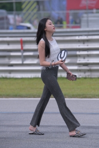 【精选街拍】Vol.2448 黑白格喇叭裤 [41P-1.01GB]