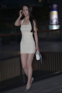 【精选街拍】Vol.3543 简约白色吊带修身裙 [220P-2.70GB]